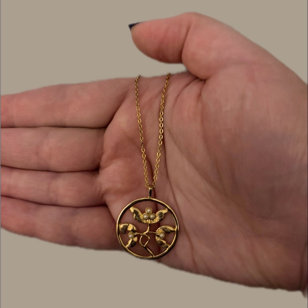 AVON Whispering Leaves Necklace